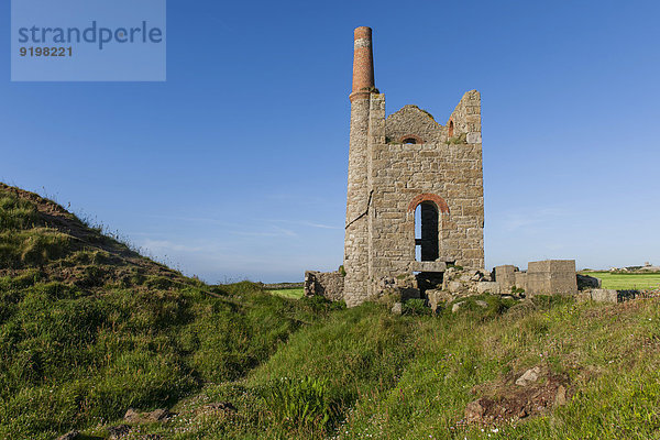 Ruine des Maschinenhauses der ehemaligen Zinn- und Kupfermine Levant Mine  Trewellard  Cornwall  Großbritannien