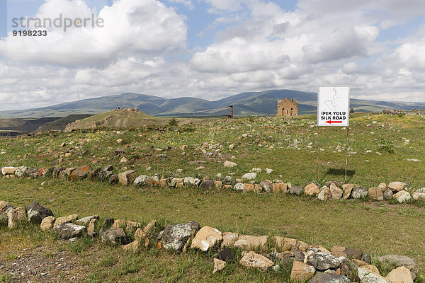 Wegweiser Seidenstraße  ehemalige armenische Hauptstadt Ani  Kars  Ostanatolien  Anatolien  Türkei