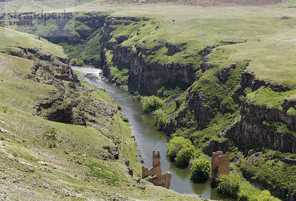 Historische Brückenpfeiler am Fluss Arpa oder Arpa Çay?  Grenzfluss nach Armenien  ehemalige armenische Hauptstadt Ani  Kars  Seidenstraße  Ostanatolien  Anatolien  Türkei