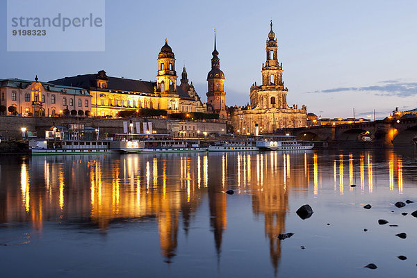 Fluss Elbe  Katholische Hofkirche und Schloss in Dresden  Dresden  Sachsen  Deutschland
