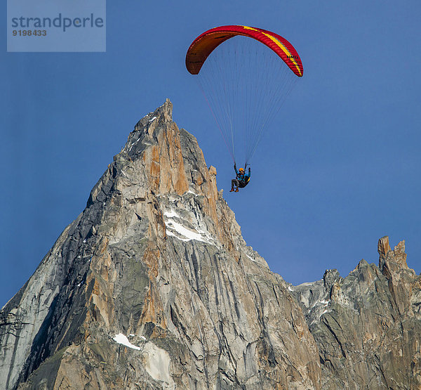 Paraglider an der Aguilles du Midi  Chamonix Mont-Blanc  Haut-Savoie  Rhône-Alpes  Frankreich