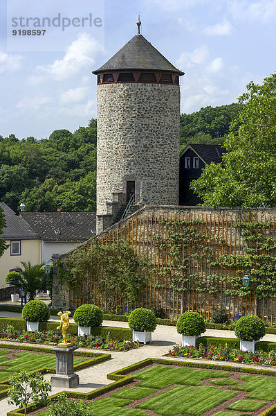 Barocker Schlossgarten mit Obstspalieren  Stadtturm  Weilburger Schloss  Altstadt  Weilburg  Hessen  Deutschland
