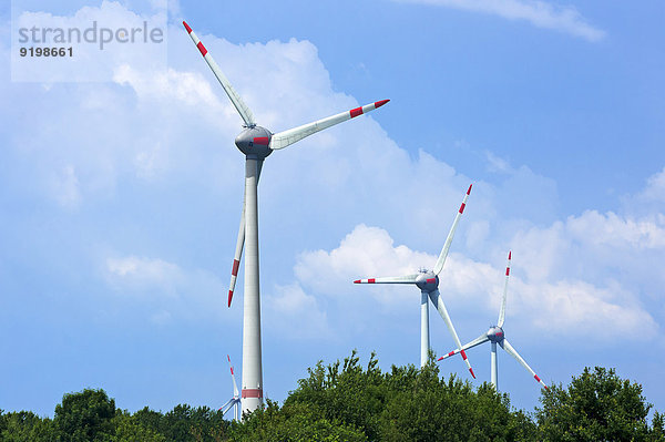 Windturbine Windrad Windräder Wolke Himmel Brandenburg Deutschland