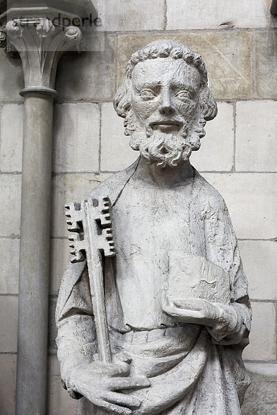 Heiliger Petrus mit Schlüssel  Sandsteinfigur von der Fassade  gotische Kathedrale von Rouen  Cathédral Notre-Dame  Rouen  Seine-Maritime  Haute-Normandie  Frankreich