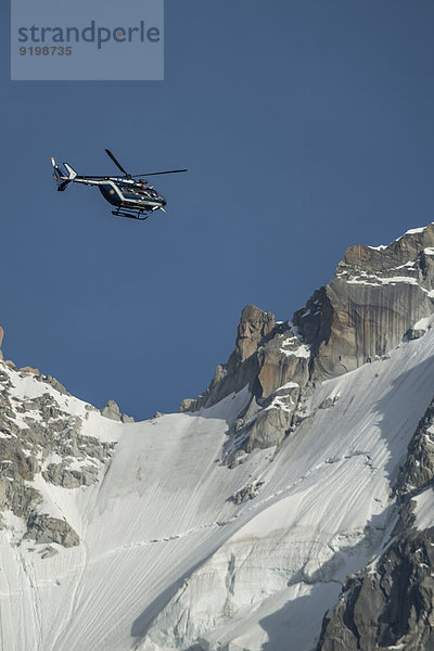 Hubschrauber der Gendarmerie im Einsatz vor Mont Blanc Massiv  Chamonix-Mont-Blanc  Haute Savoie  Rhône-Alpes  Frankreich
