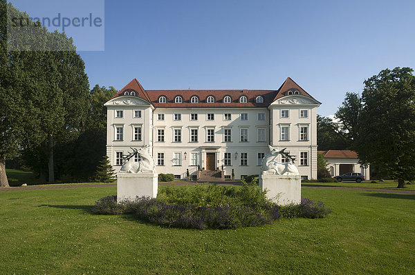 Hauptfassade mit Parkanlage von Schloss Wedendorf  1679 gebaut  1810 im klassizistischem Stil umgebaut  heute Hotel  Wedendorf  Mecklenburg-Vorpommern  Deutschland