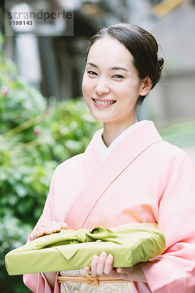 Frau Tradition jung japanisch Kimono