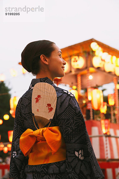 Frau Tradition Sommer jung Festival japanisch Kimono