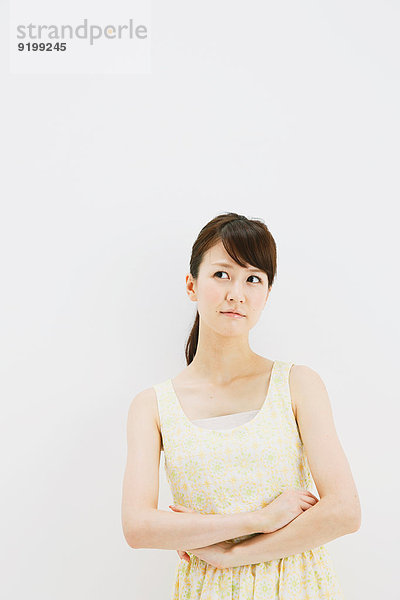 stehend junge Frau junge Frauen weiß Hintergrund 1 Kleid japanisch Stück