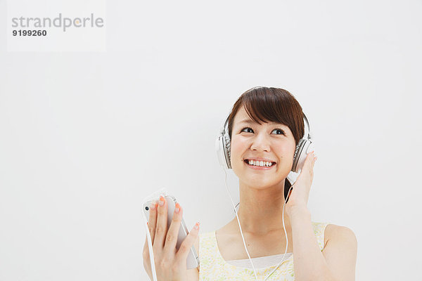 stehend junge Frau junge Frauen weiß Hintergrund 1 Kopfhörer Kleid japanisch Stück