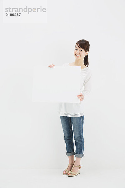 stehend junge Frau junge Frauen weiß Hemd Hintergrund Jeans japanisch