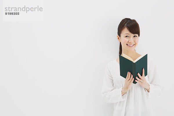 junge Frau junge Frauen Buch weiß Hemd Hintergrund Taschenbuch japanisch