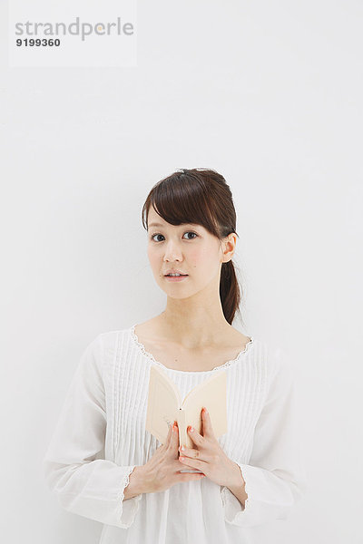 junge Frau junge Frauen Buch weiß Hemd Hintergrund Taschenbuch japanisch
