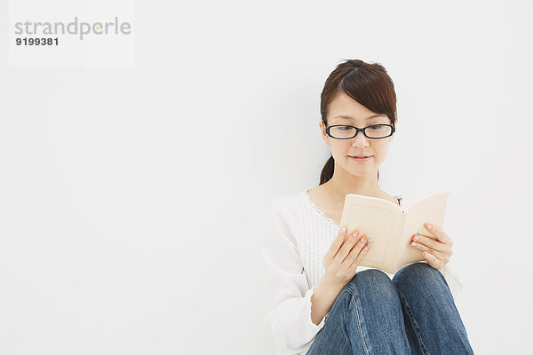 junge Frau junge Frauen Buch weiß Hemd Hintergrund Jeans Taschenbuch japanisch