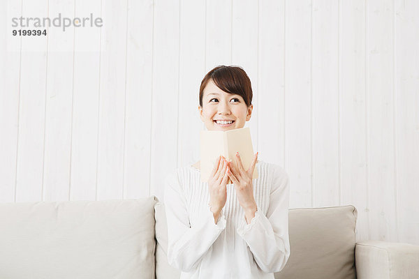 junge Frau junge Frauen Couch Buch weiß Hemd Taschenbuch japanisch