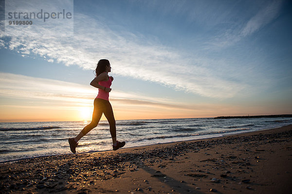 Strand rennen jung Mädchen
