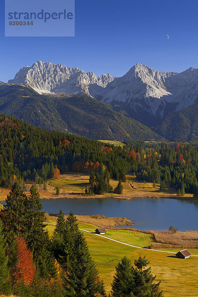 Wagenbrüchsee und Karwendel  Bayern  Deutschland  Europa