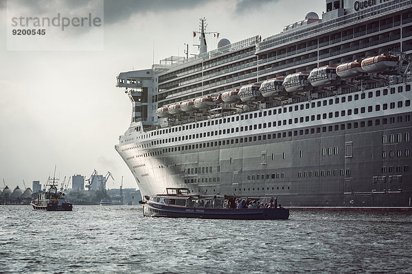 Kreuzfahrtschiff Queen Mary 2  Hamburger Hafen  Hamburg  Deutschland  Europa