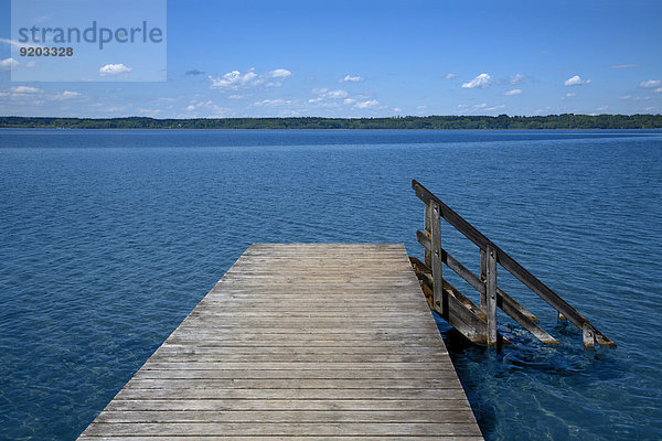 Leerer Steg am Starnberger See  Bayern  Deutschland