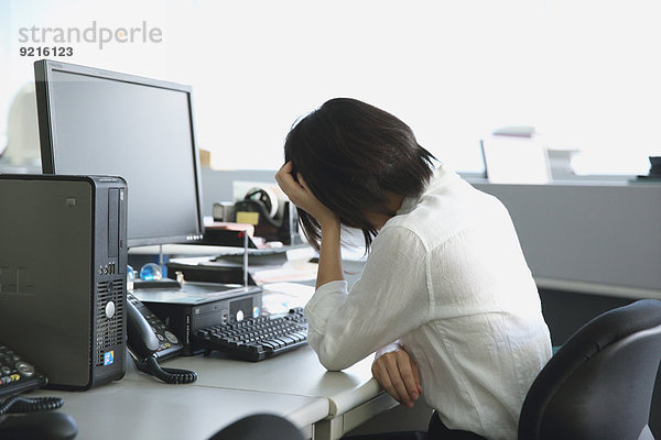 Geschäftsfrau Schreibtisch Depression Büro jung japanisch
