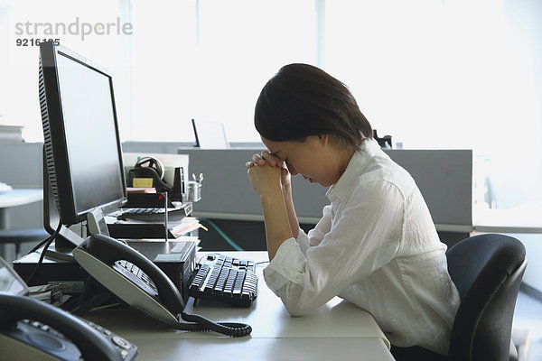 Geschäftsfrau Schreibtisch Depression Büro jung japanisch