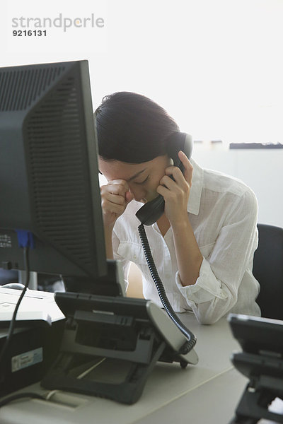 Geschäftsfrau Schreibtisch Depression Büro jung japanisch