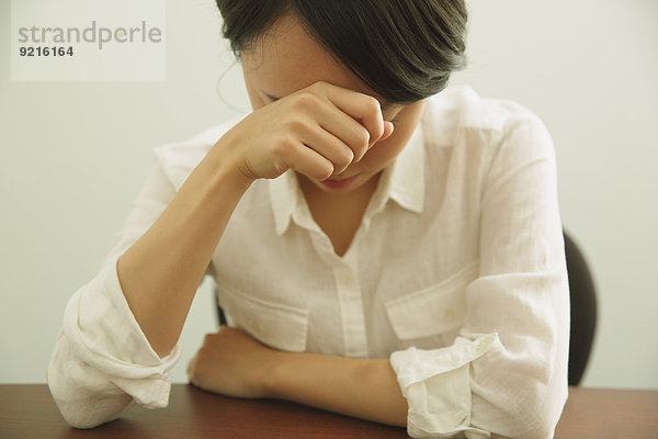 Geschäftsfrau weiß Hemd Verzweiflung jung japanisch
