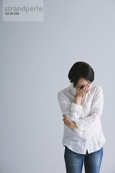 junge Frau junge Frauen weiß Hemd Verzweiflung japanisch