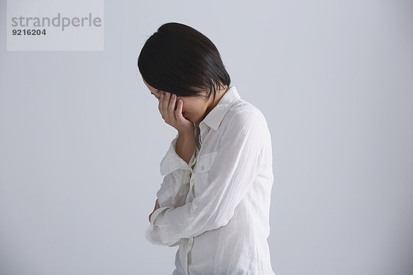 junge Frau junge Frauen weiß Hemd Verzweiflung japanisch