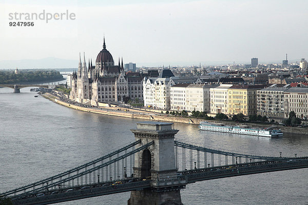 Stadtansicht mit Kettenbrücke und Parlamentsgebäude  Budapest  Ungarn