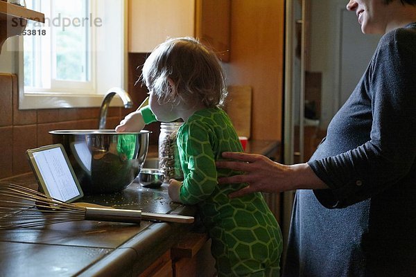 Mutter und Tochter beim Backen