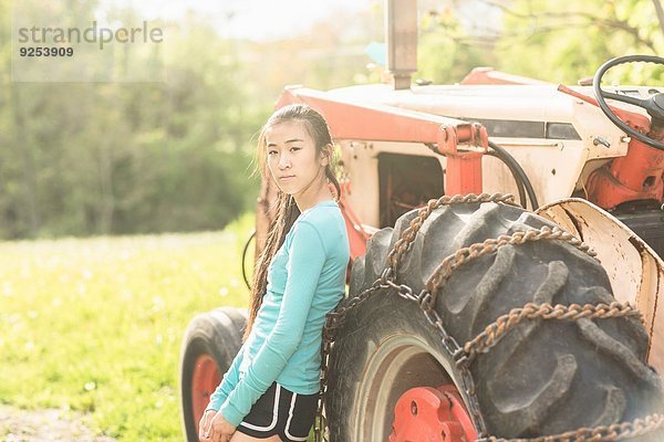 Porträt eines jungen Mädchens neben dem Traktor