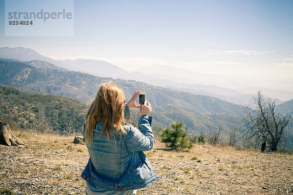 Rückansicht der mittleren erwachsenen Frau beim Fotografieren auf Smartphone  Lake Arrowhead  Kalifornien  USA