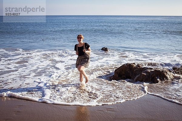 Porträt einer mittleren erwachsenen Frau beim Paddeln im Meer  Malibu  Kalifornien  USA