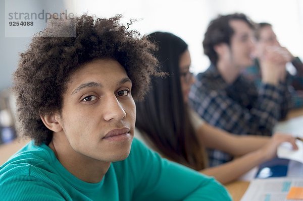 Student schaut auf die Kamera  Porträt