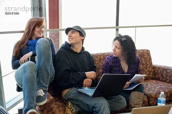 Studenten im Aufenthaltsraum mit Laptop