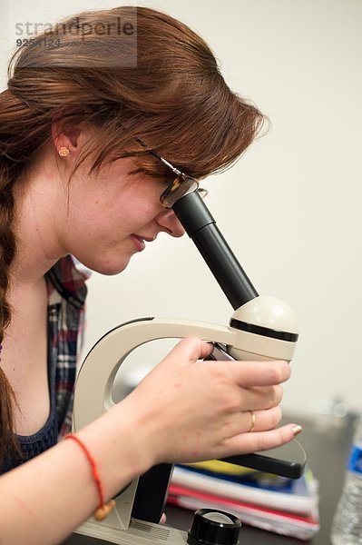 Student der Naturwissenschaften mit dem Mikroskop