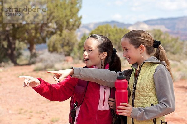 Zwei Mädchen zeigen und schauen beim Wandern  Sedona  Arizona  USA