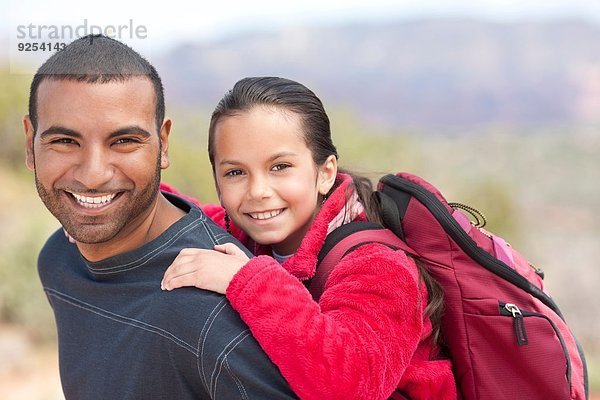 Portrait von Vater und Tochter beim Wandern  Sedona  Arizona  USA