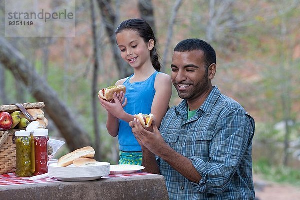 Junger Mann und seine Tochter essen Burger auf dem Campingplatz  Sedona  Arizona  USA
