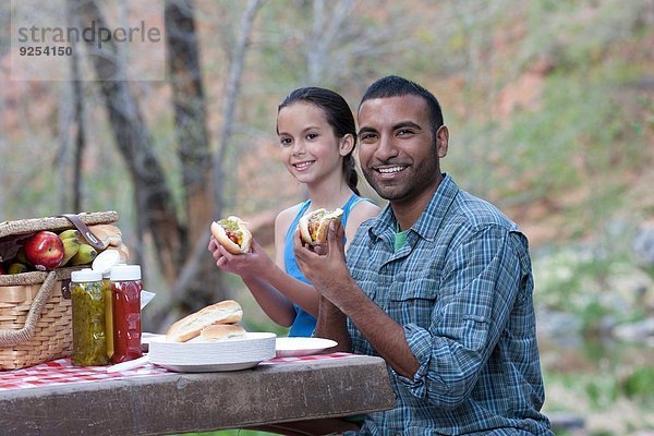 Portrait von Vater und Tochter beim Burgeressen  Sedona  Arizona  USA