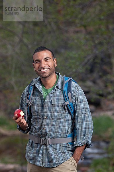 Portrait eines jungen Wanderers beim Apfelessen  Sedona  Arizona  USA