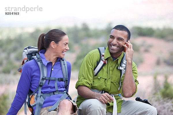 Wanderpaar im Chat auf dem Smartphone  Sedona  Arizona  USA