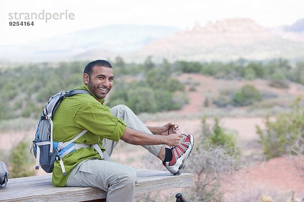 Portrait eines jungen Wanderers mit Schnürsenkeln  Sedona  Arizona  USA