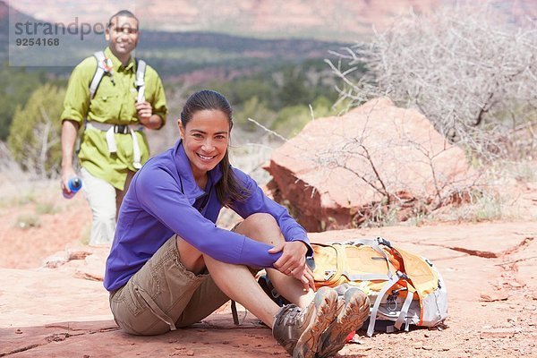 Porträt einer reifen Wanderin und ihres Freundes  Sedona  Arizona  USA