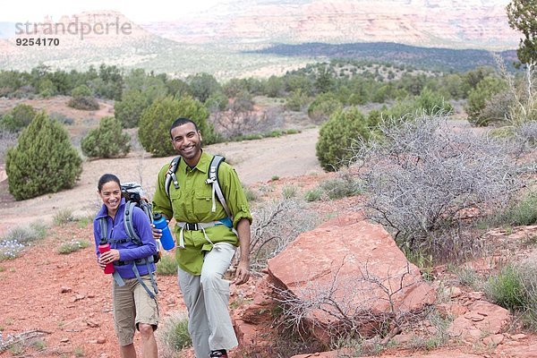 Paar mit Wasserflaschen zum Wandern  Sedona  Arizona  USA