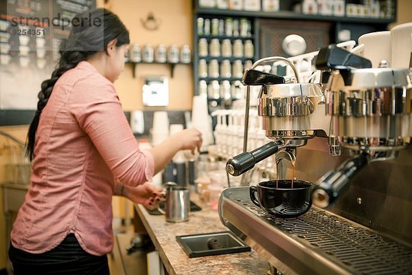 Barista beschäftigt mit Espressomaschine im Cafe
