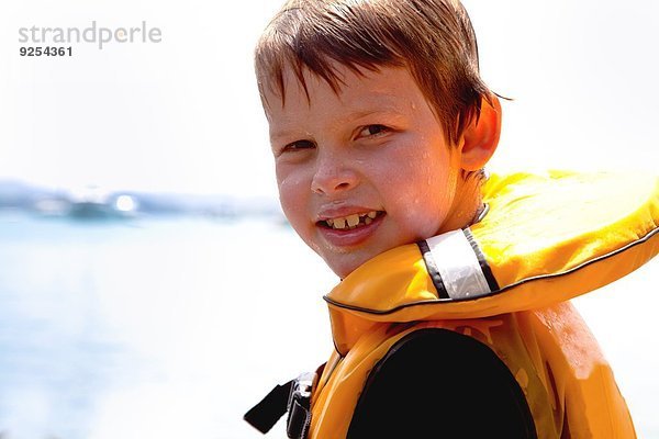 Nahaufnahme des lächelnden Jungen in Rettungsweste