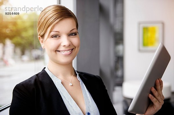 Porträt einer jungen Geschäftsfrau mit digitalem Tablett