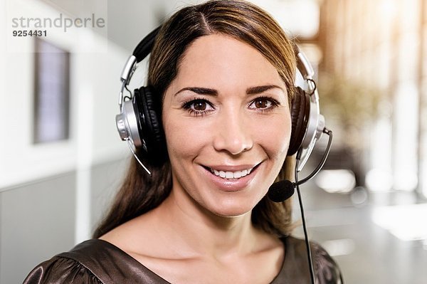 Porträt einer erwachsenen Geschäftsfrau mit Telefon-Headset